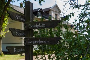 Schild vor dem Hauptgebäude des Gutshofes Groß-Behnkenhagen